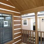 Platinum Signature 576SL presented by Recreational Resort Cottages and Cabins in Rockwall Texas. Cabinsupercenter.com